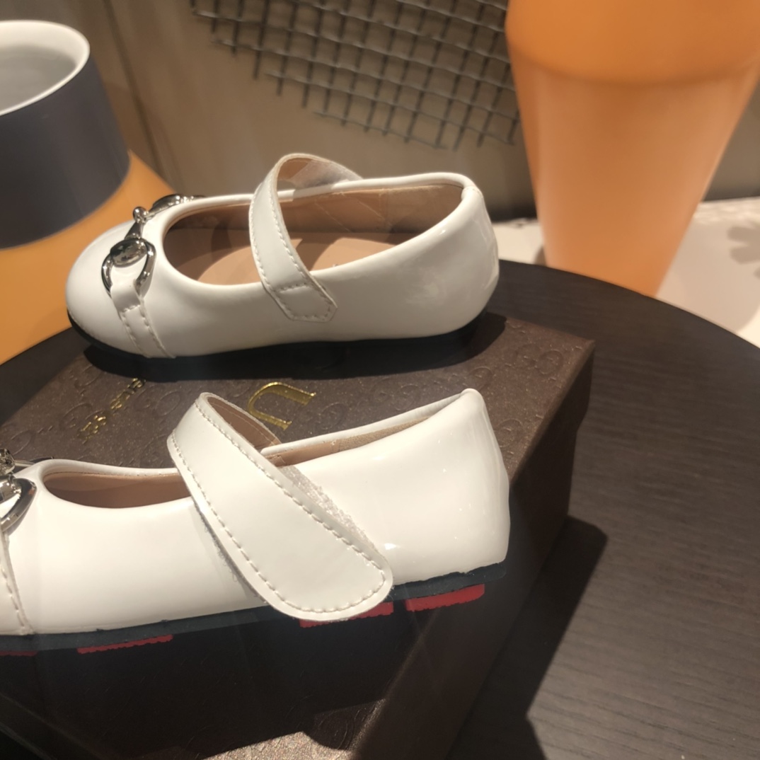 Children's shoes child